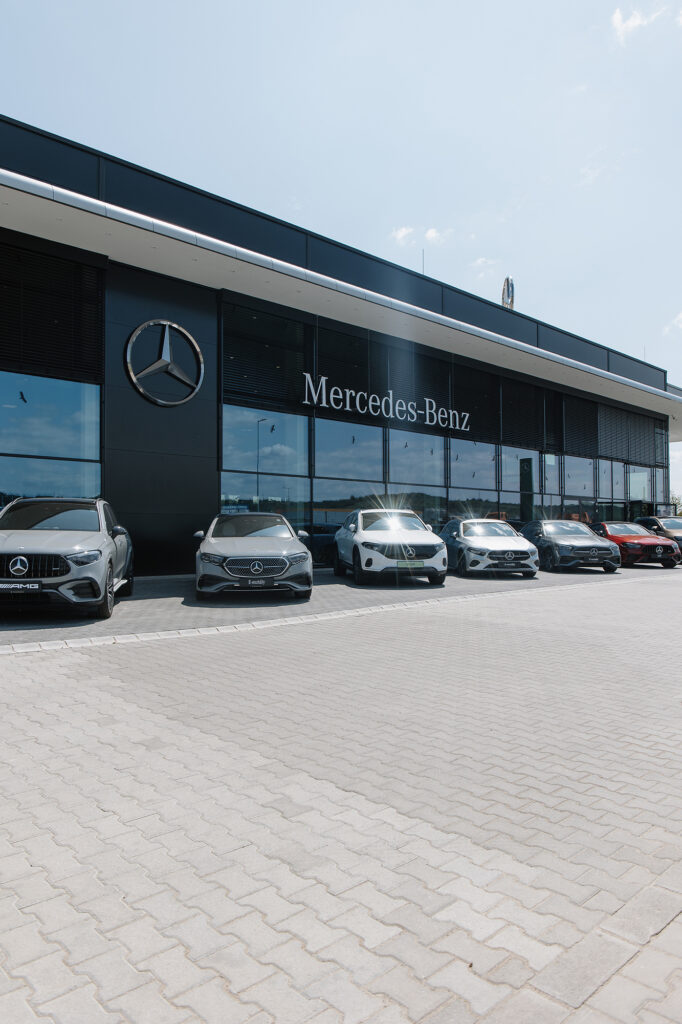 Mercedesy vystavené pred showroomom