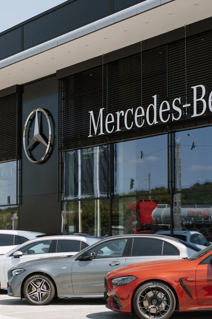 Vonkajšie žalúzie NEVA na budove showroomu Mercedes